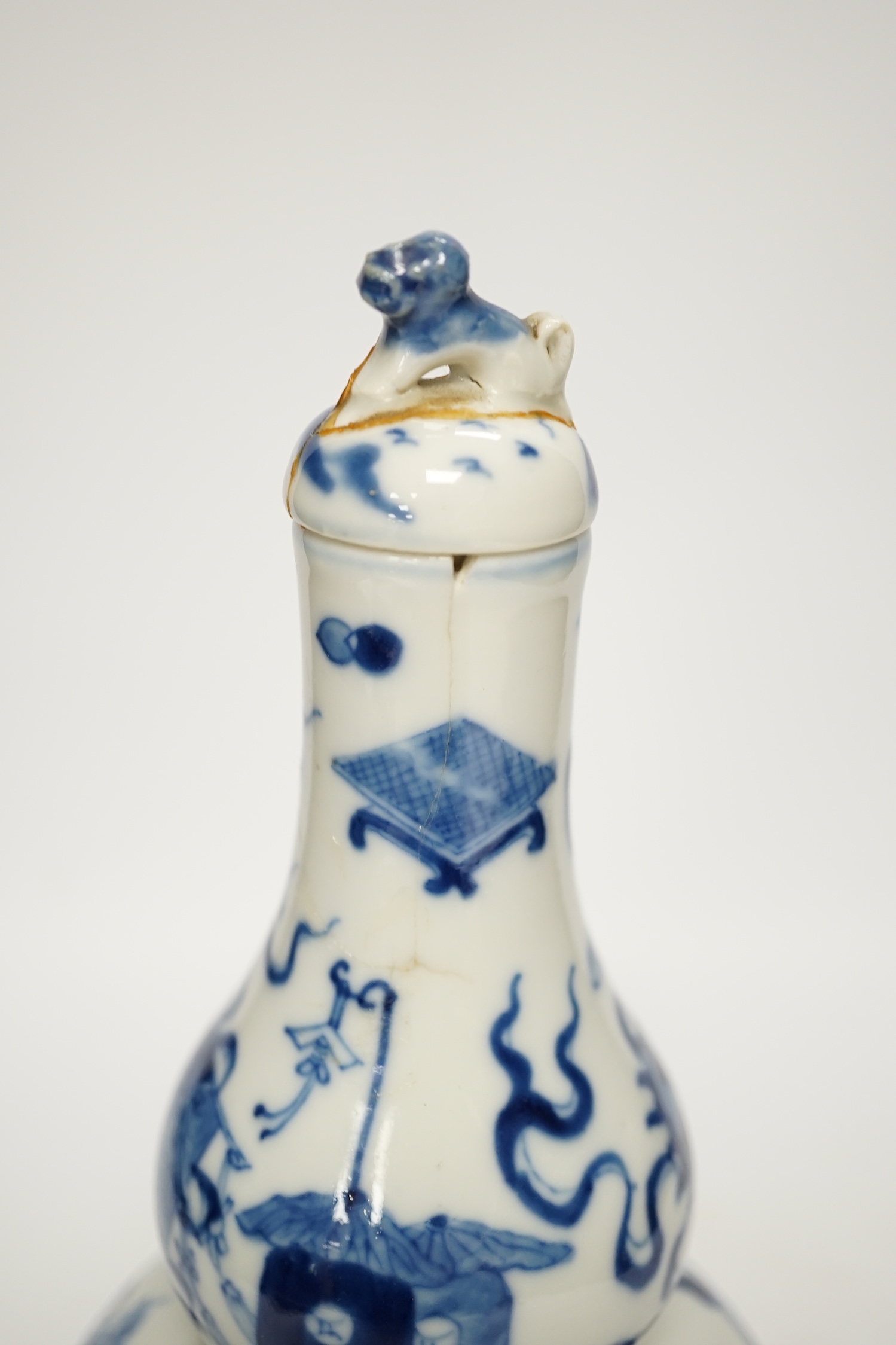 A late 19th century Chinese blue and white double gourd vase and cover 26cm high